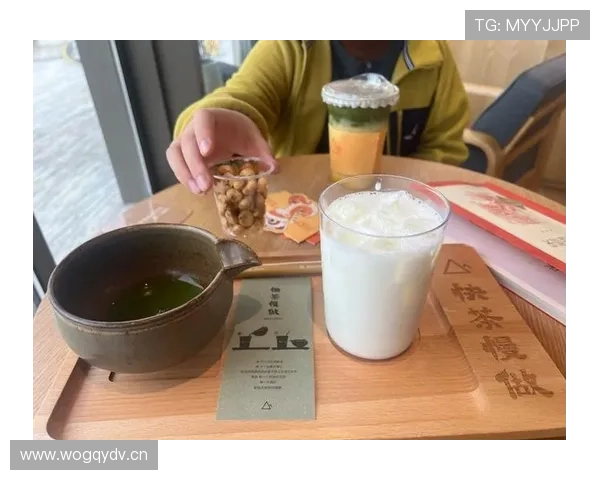 余依婷的朋友圈也太奢侈了吧，下午茶那张照像颁奖礼，我以为误进了明星账号