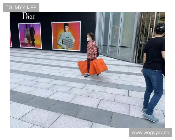 卢玉菲训练完顺手拎了三个爱马仕回家？