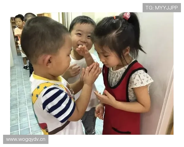 郑思维训练完直接去接娃,球包还没放下就被幼儿园老师夸“最守时爸爸” 郑思维训练完直接去接娃,球包还没放下就被幼儿园老师夸“最守时爸爸”